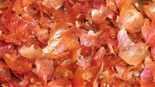 Łupiny cebuli: Domowe sposoby na wykorzystanie tego niedocenianego surowca